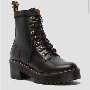 Dr. Martens Leona boot